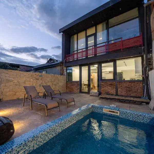 Niabi 3BDR Villa with pool, hotell sihtkohas Tbilisi City