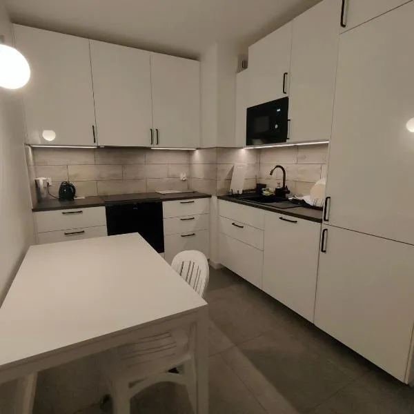 3-Bedroom Apartment with 2 Free Parking Spots - TAURON ARENA, hotel v Krakově