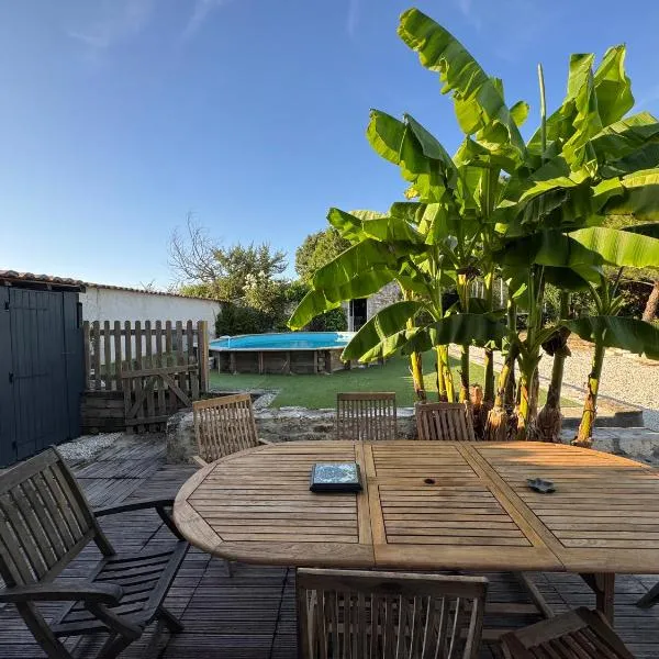 Marais Inn, maison typique avec piscine et jardin arboré, 10 kms Niort, hôtel à Sansais