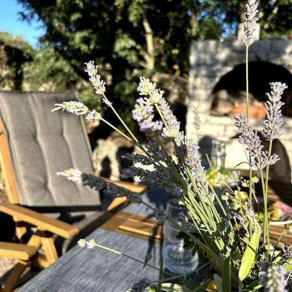 Cozy apartment with private yard, hotel v destinaci Lakmartin