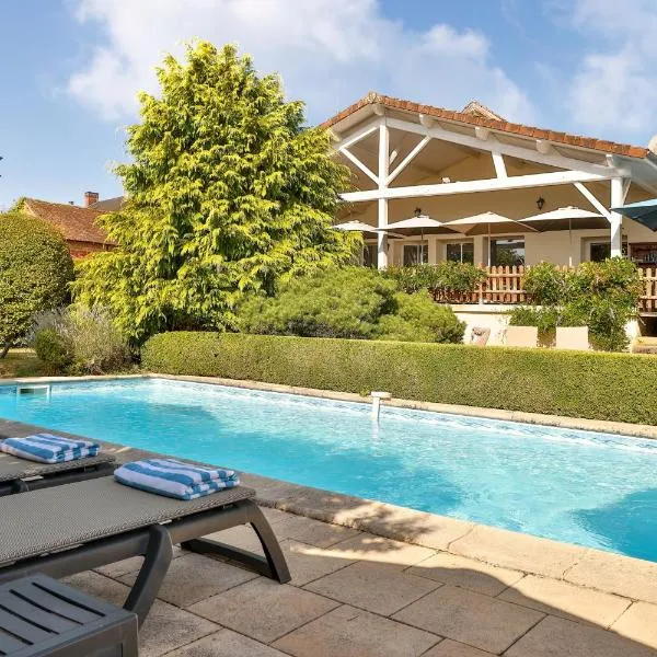 Logis Hôtel-Restaurant Les Voyageurs, hotel a La Coquille