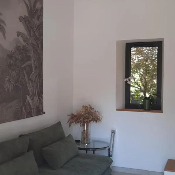 Tiny House, hotel in Pontacq