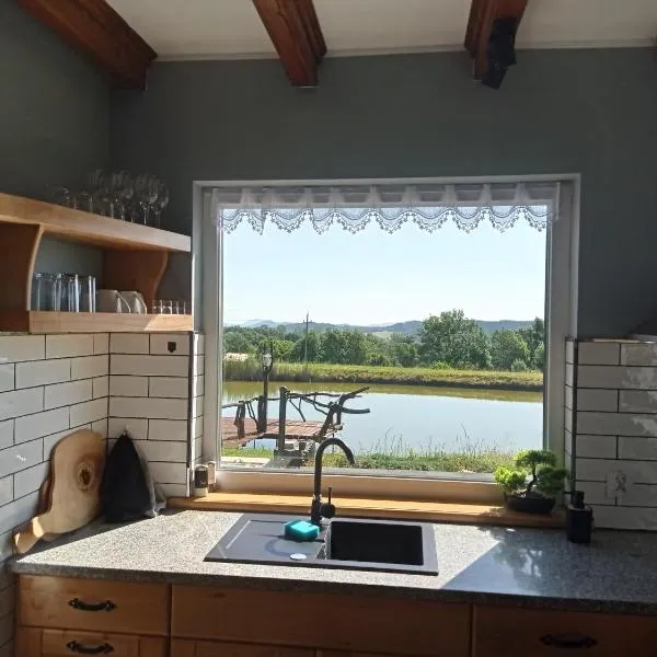 Domek w Karkonoszach nad stawem, ξενοδοχείο σε Lubawka