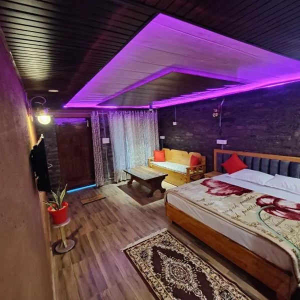 Nature Villaas BASA HOMESTAY: Pauri şehrinde bir otel