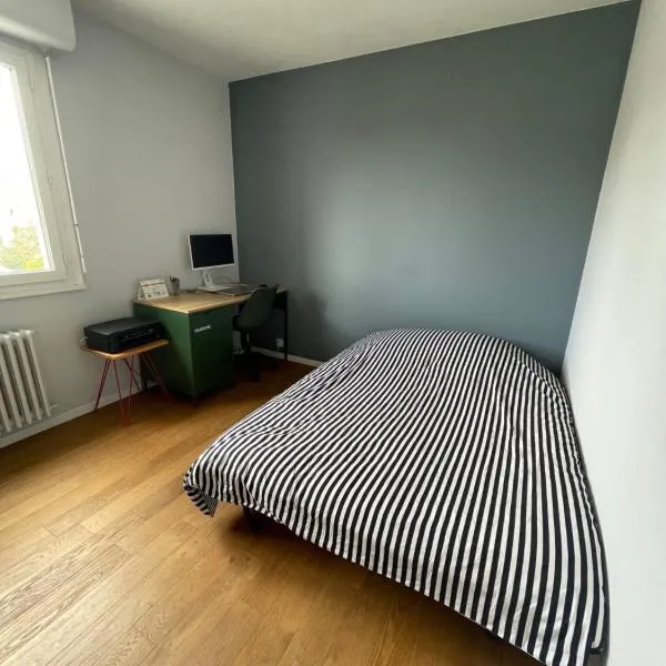 Chambre privée chez l'habitant avec accès à des espaces partagés, hotel v Caen