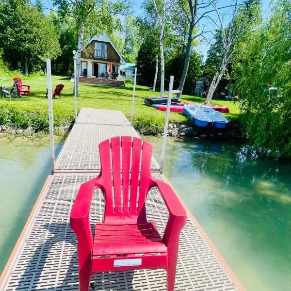Spacious Lakefront Cottage Just 12 Mins to Hwy401, hotel in Colborne
