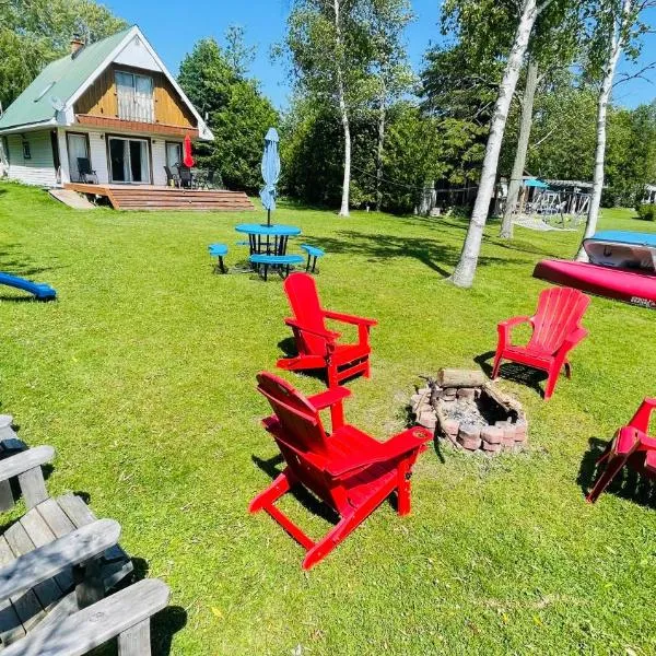 Spacious Lakefront Cottage Just 12 Mins to Hwy401, hotel in Colborne