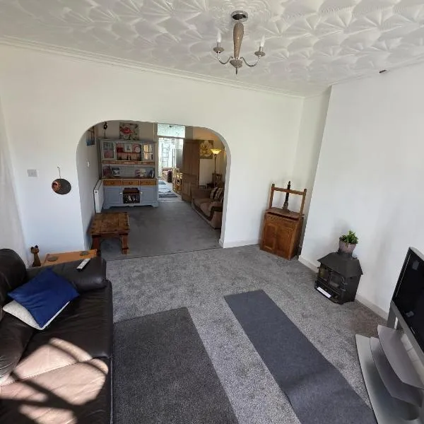 NEWTON HEATH APARTMENT -750mtrs to beach - Spacious ground floor - Sleeps 6, ξενοδοχείο σε Porthcawl