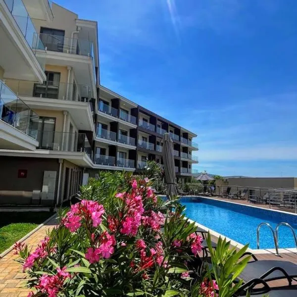 Casa Montenegro Lux Apartment 1 Bedroom 1 livingroom Sea & Pool View, hotel in Tivat