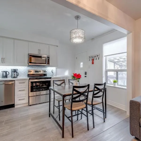 The Bloor Spadina Getaway With 3-Bedroom and Private Patio, hotel in Toronto