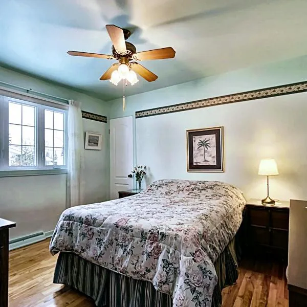 2 beds in a private room B with a free parking -15 min from downtown, hotel in Longueuil