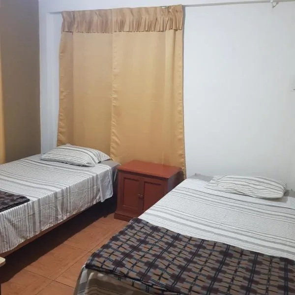 Habitación con doble cama privada en Talara centro、タララのホテル