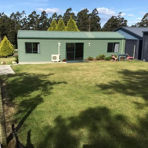 Cabin in the Tasmanian Bush - Tranquility!, hotel v destinaci Pipers River