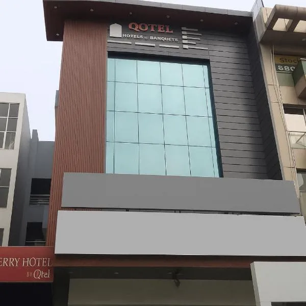 Qotel Express Sandberry Prashant Vihar，位于新德里的酒店
