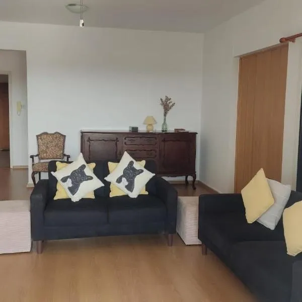 Poseidon 502 penthouse, hotel v destinaci Larnaka