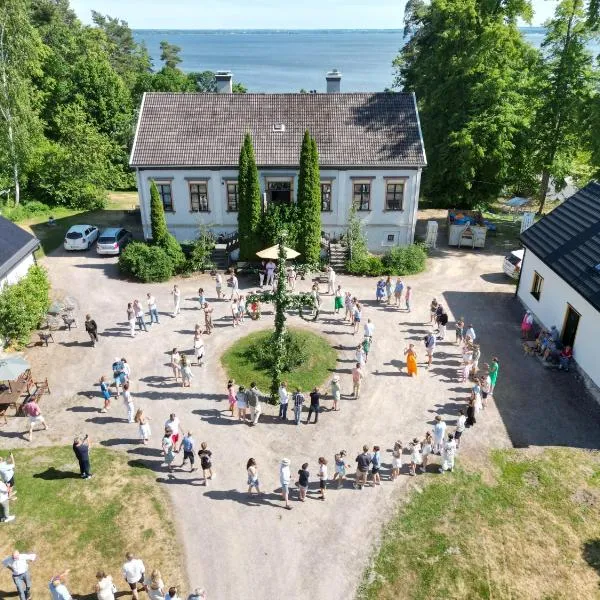 The Manor Wing, Lake View & Outdoor Spa, hotel in Vreta Kloster