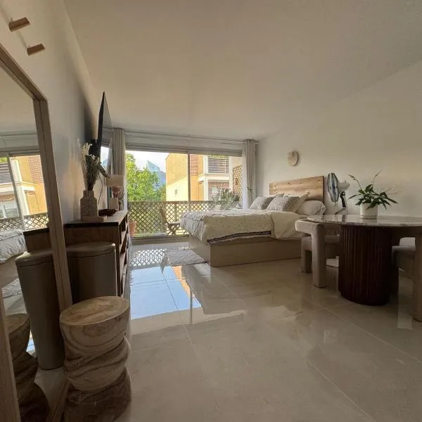 Entire Cozy Studio Walk to La Défense Arena, hotel in Nanterre
