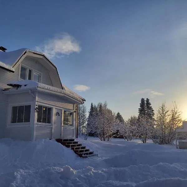Rooms in a big wooden home, homestay, hotel in Muonio