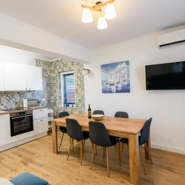 Apartment Miranda with terrace and BBQ by the sea, hotel in Slatine