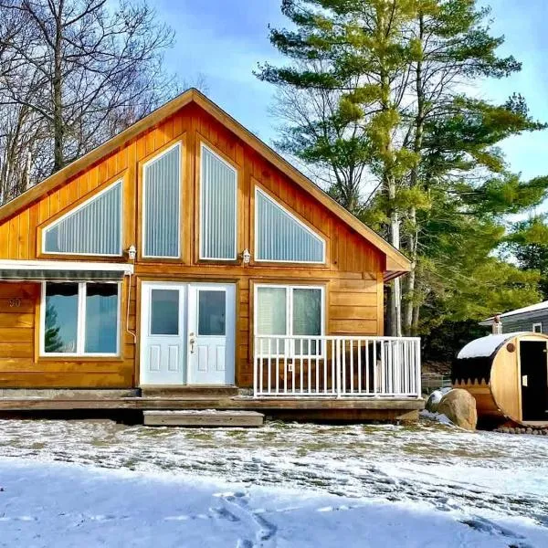 Muskoka Lakefront 3-bdrm Chalet #90, hotel v destinaci Port Carling