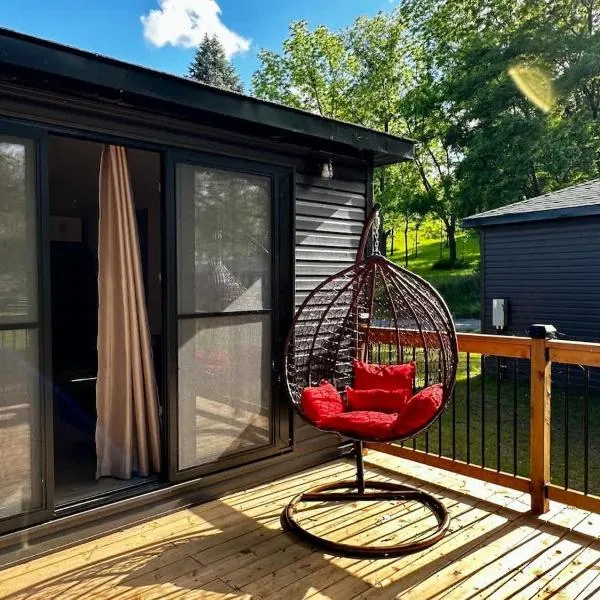 2-bedroom Lake Front Cottage in Harwood ON #6, hotel di Harwood
