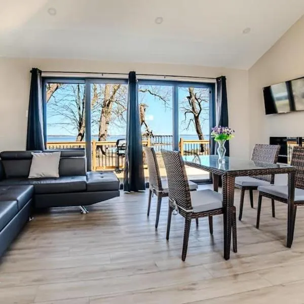 2-bedroom Lake Front Cottage in Harwood ON #4, hotel in Harwood