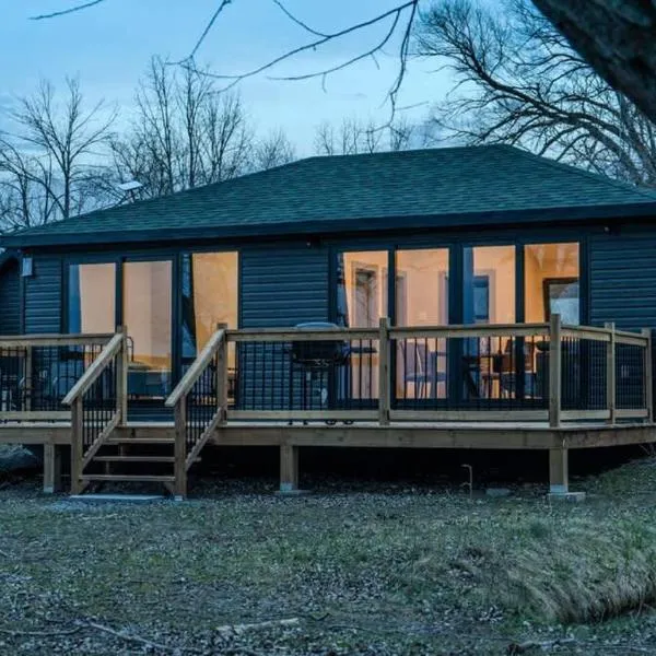 2-bedroom Lake Front Cottage in Harwood ON #4, hotel di Harwood