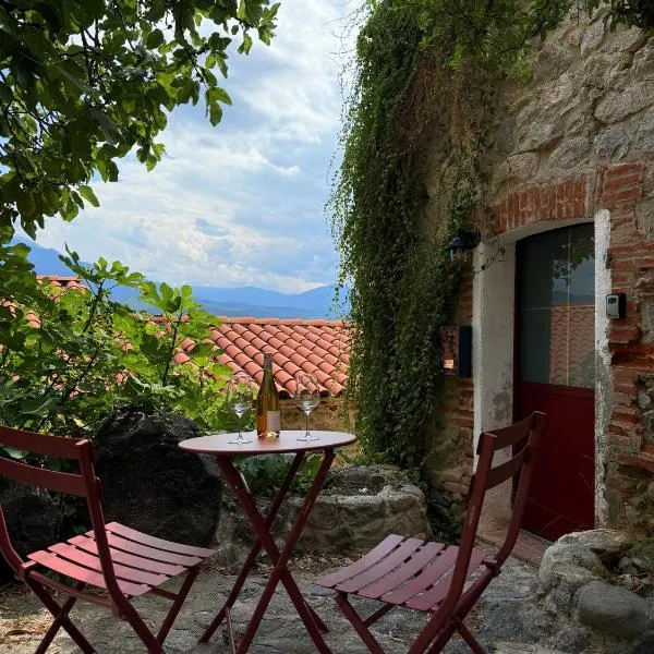 Charming stone house in Eus - Vue sur les Montagnes & Confort 2025, hôtel à Eus