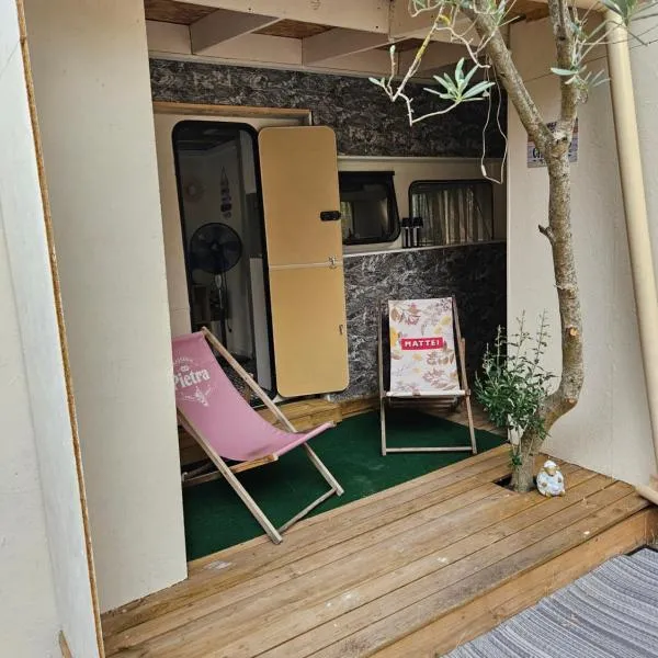 Escapade en caravane près d'aix en provence, hotell i Meyreuil