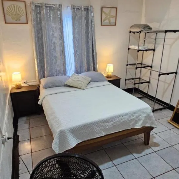 Lewis's Apartamentos #32, ξενοδοχείο σε Puerto Viejo