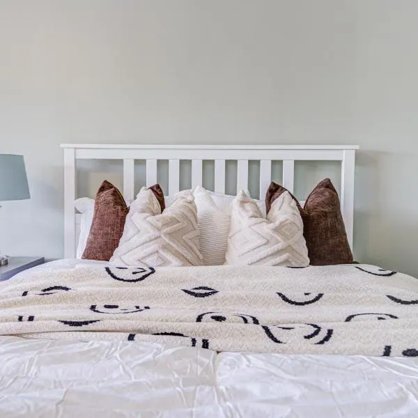 Nest in the Orchard--cozy room, hotel in Toronto