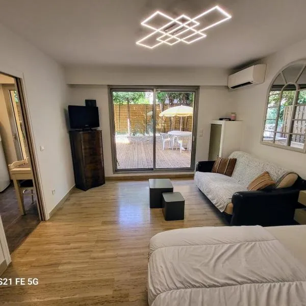 Ferber Garden - Appartement de charme avec deck privé: Nice'de bir otel