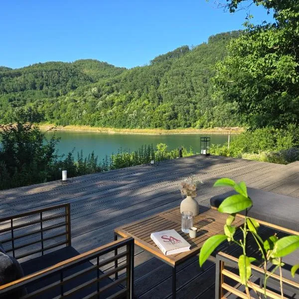 Blackberry Cabin lakeside escape, hotel en Tubravić