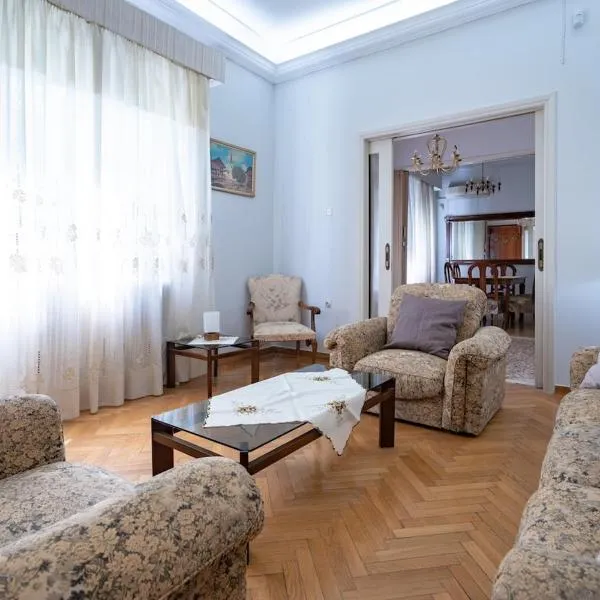 Retro 2-Bdrm House Near Metro in Heraklion by ΜΡS, hotel en Atenas
