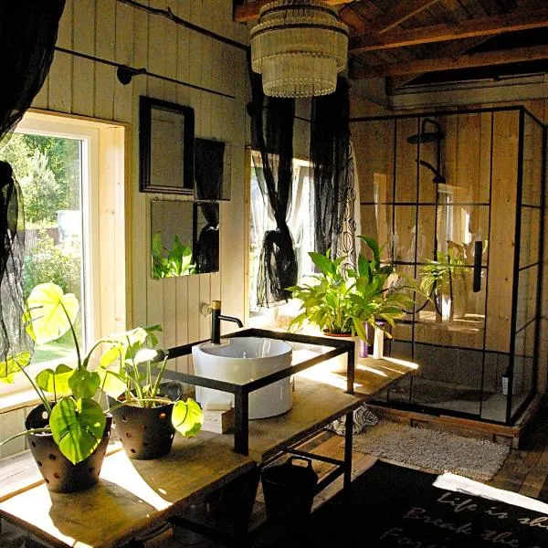 Pelēkā Māja, summer house for cosy stays, hotel in Brenguli