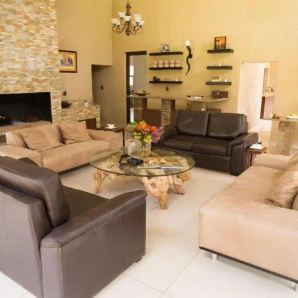 Lion and Cheetah Sanctuary, hotel in Cullinan