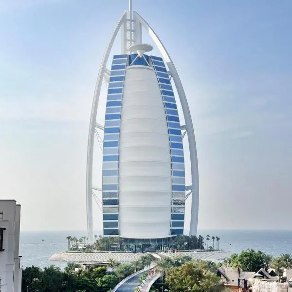 Luxurious 3BR APT Offering Full Burj AlArab Views, hotel in Dubai