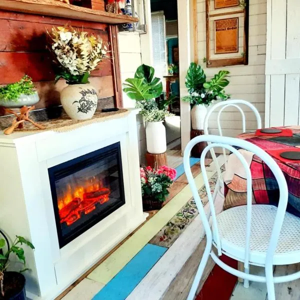 Rosewood Cottage -Entire 2 bedroom home with Netflix & WiFi, hôtel à Tambo