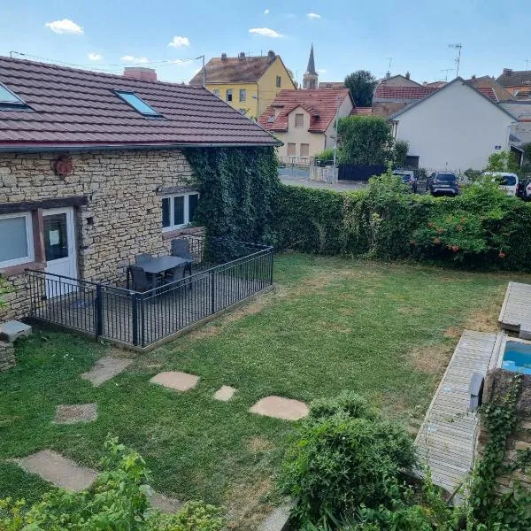 Jolie maison de centre-ville: Le Tournesac, hôtel à Héricourt