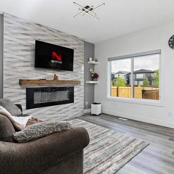 The Happy place - Luxurious, Cozy and Modern Home with 4 bedroom Air-condition, Netflix, Free Parking close to Airport and West Edmonton Mall, hotel in Edmonton
