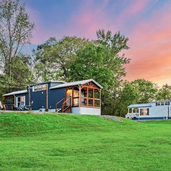 8 All Decked Out, Luxury Tiny House, Boat Parking Mins to Lake Guntersville, Downtown, Hotel in Guntersville