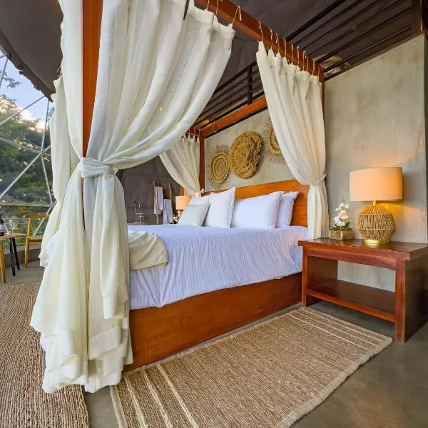 Cardedeu Domos, hotel v destinaci Álvarez