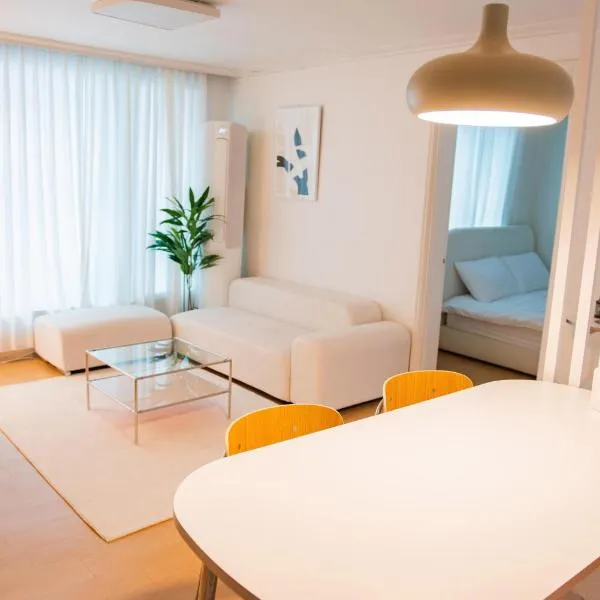 New open sale Haebangchon stay Itaewon Myeongdong Hongdae Insadong Gyeongbokgung palace, hotel in Seoel