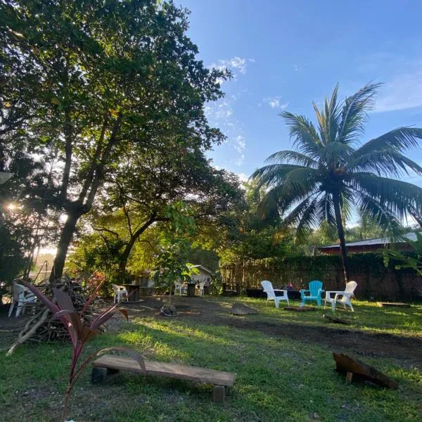 Tropical Camas Surf House, hôtel à Pochotal