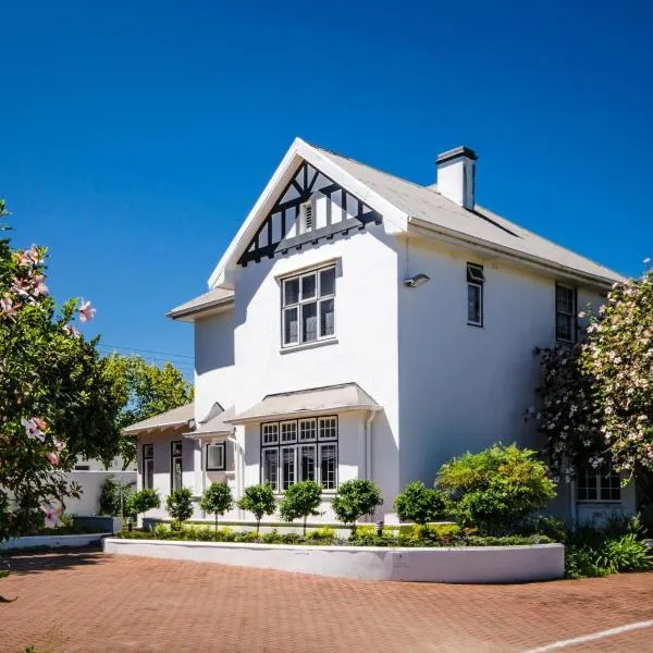 Whispering Oaks Guest House, hotel v destinaci George