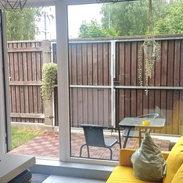 Liepaja Garden Studio with Terrace, khách sạn ở Liepāja