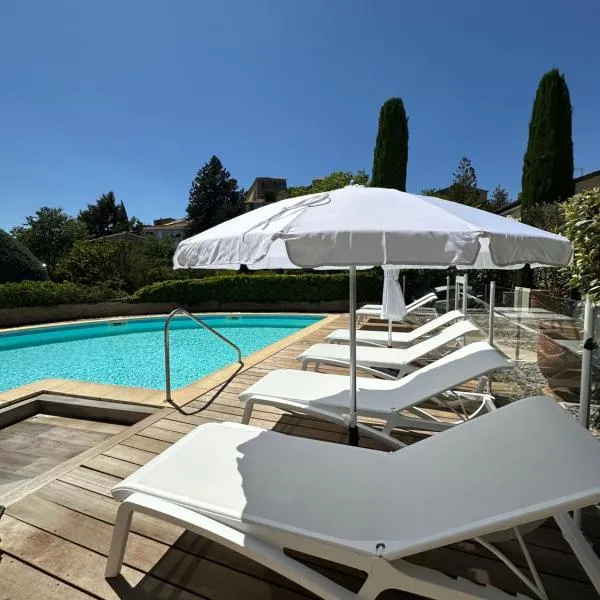 Le Mas de l'Orangerie 3 etoiles、グレウー・レ・バンのホテル