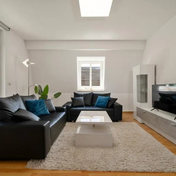 Viesnīca Ferienwohnung Strandglück am Malchower See mit Garten pilsētā Malhova