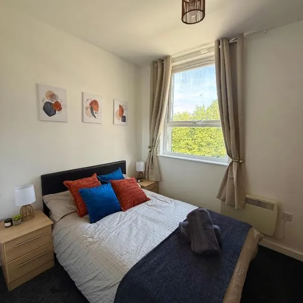 Zelena Luxurious Apartment, Private Parking, Fast Wi-Fi, Self Check-In Anytime Perfect For Late Arrivals, 5 Minutes to Old Trafford Stadium, hotel in Manchester