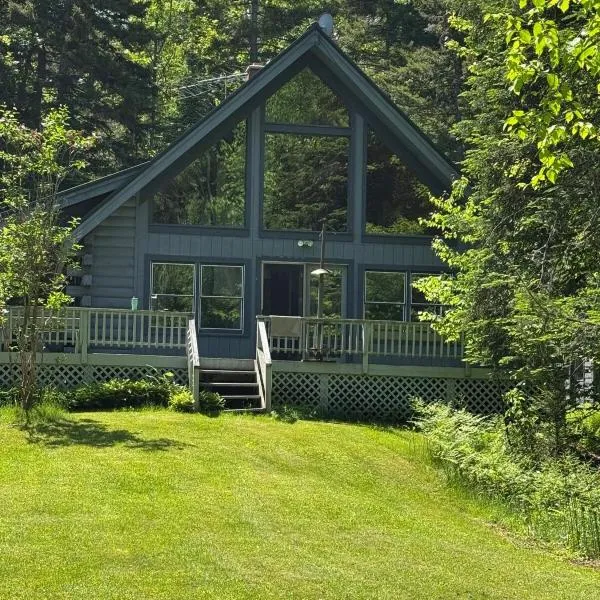 Outta Range Outta Range, A Cozy Log Home Retreat, hotell sihtkohas Rangeley